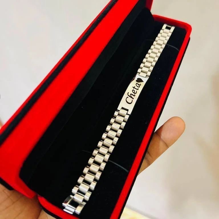 سوار فضي منقوش بالاسم في علبة مخمل