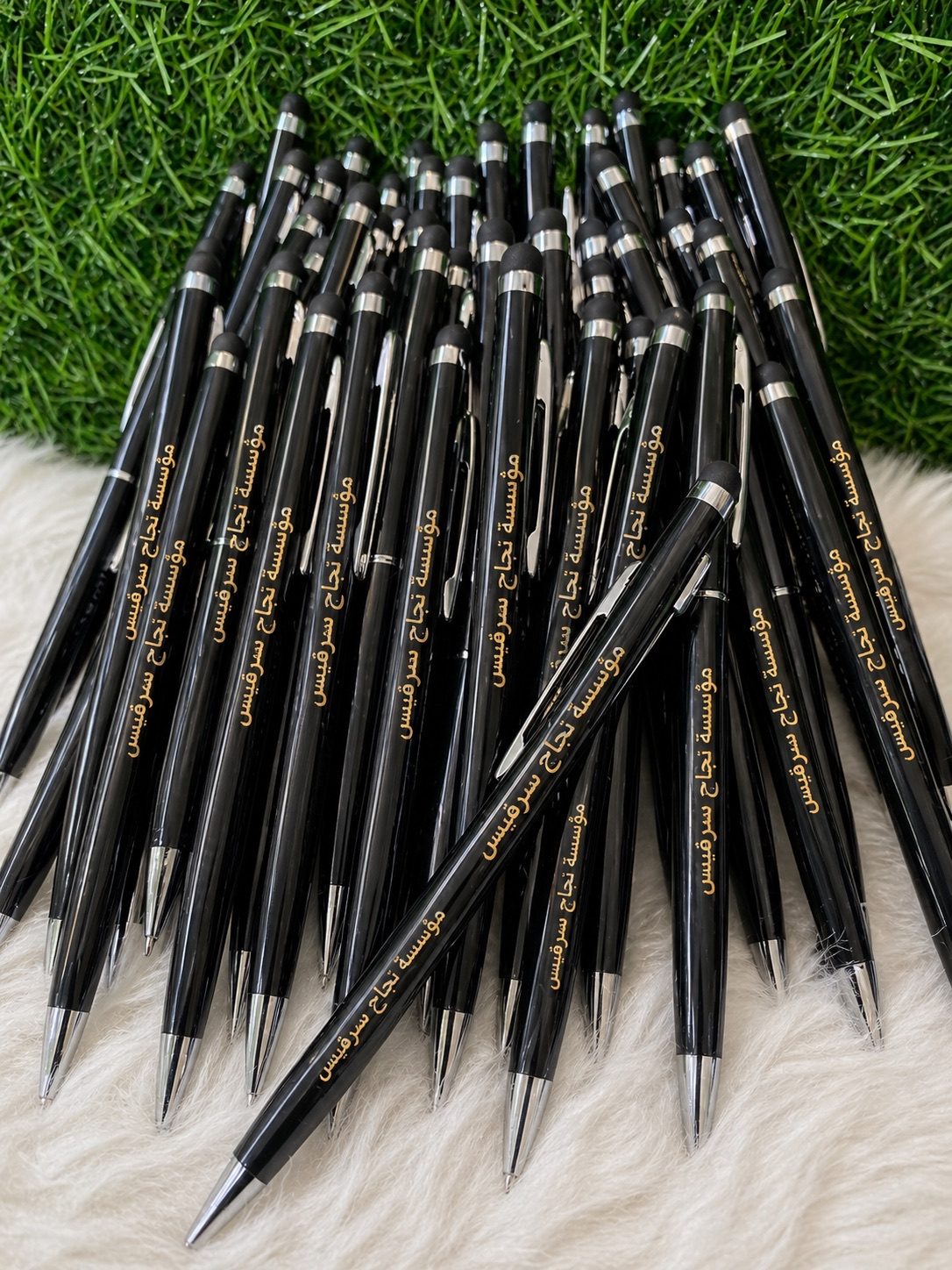أقلام معدنية محفورة بالشعار