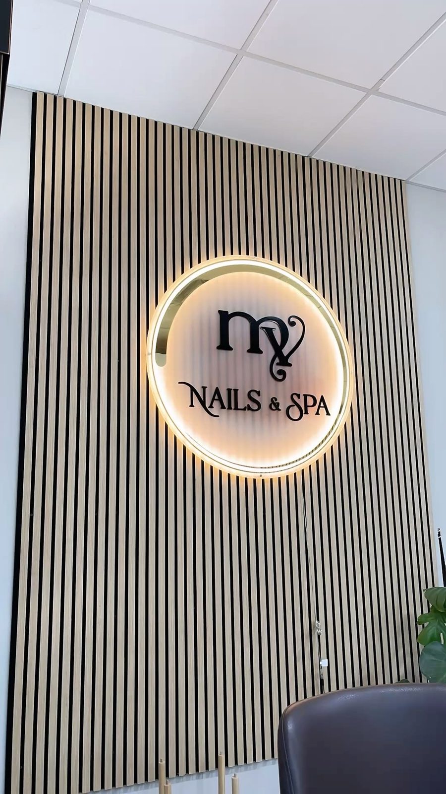 لوحة مضيئة لواجهة NAILS & SPA