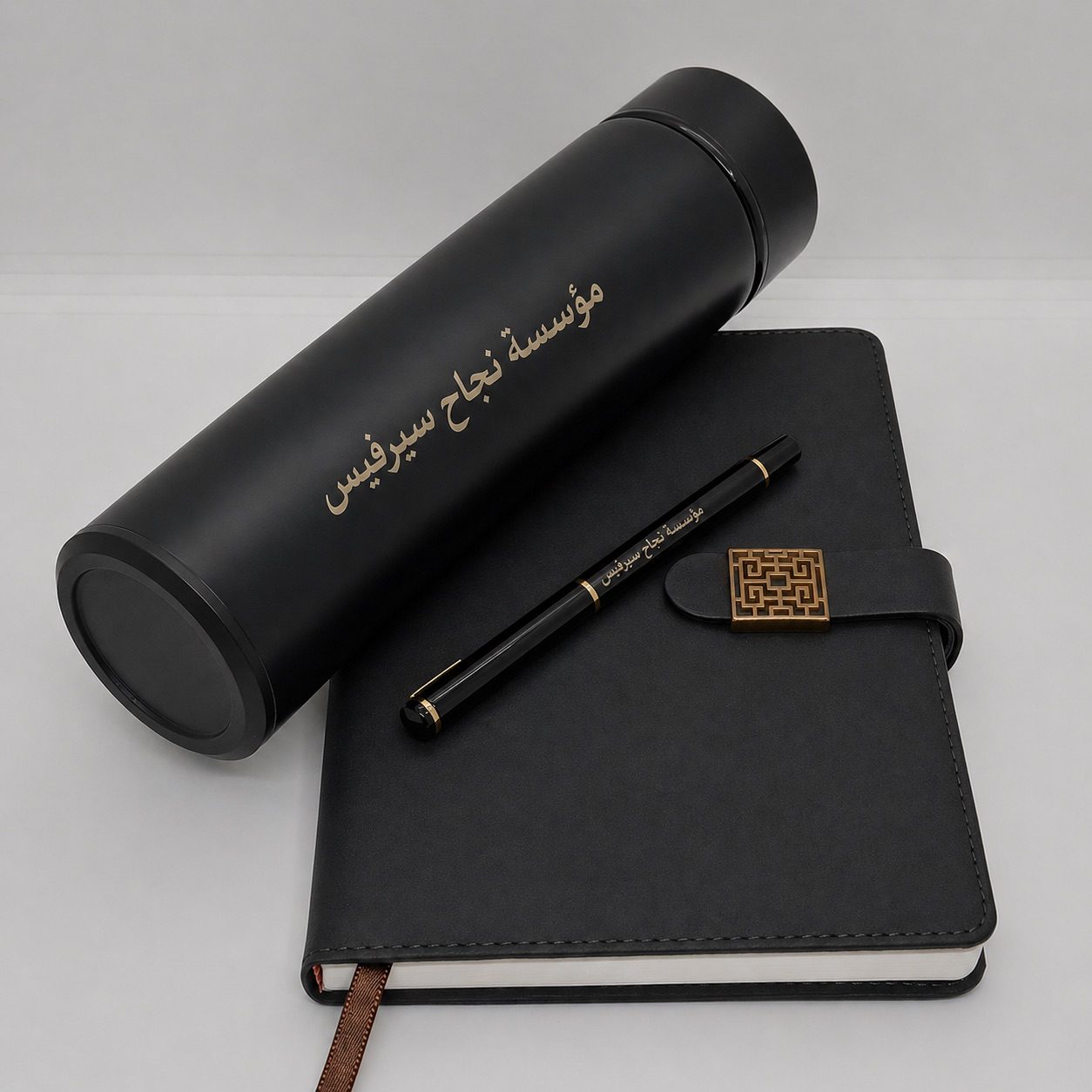 مطارة حرارية ومفكرة بشعار ذهبي